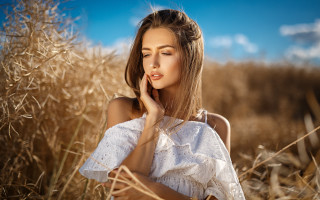 Woman white dress field impressionist - under her chin free wallpaper