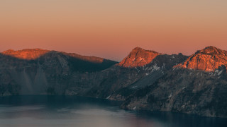 Mountain lake sunset pink sky 5 - a lake in the foreground and a sunset in the background free wallpaper