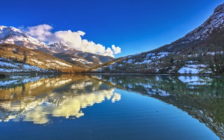 Mountain reflection lake snow clouds - a still lake free wallpaper