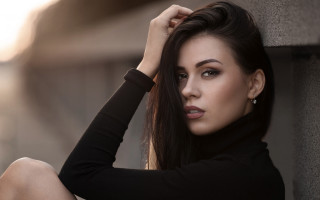 Woman longhair wall hand on - a wall free wallpaper for desktop