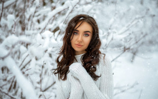 Woman white sweater snow portrait - a white sweater free wallpaper