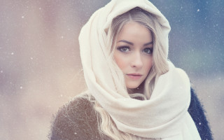 Woman astronaut aurora snow night - a white scarf free wallpaper