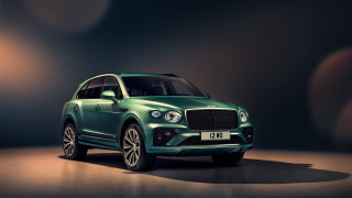 Green suv dark room spotlight - a spotlight free wallpaper