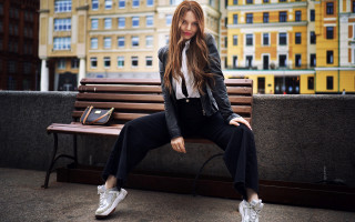 Woman sitting laptop cityscape blurry - a bench in front free wallpaper