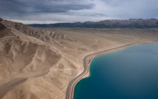 Desert lake mountains sand road - the desert free wallpaper