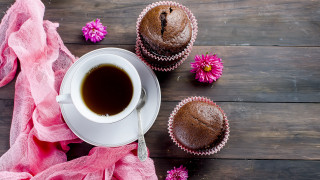 Coffee muffins pink flowers table - professional food photography free wallpaper for desktop