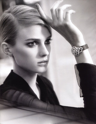 Woman watch pose black white - art deco free wallpaper