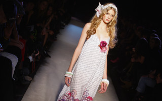 Woman white dress runway flower - her hair and a flower free wallpaper