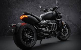 Black motorcycle red light night - a black motorcycle free wallpaper