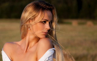 Woman longhair field blur portrait - eszter mattioni free wallpaper