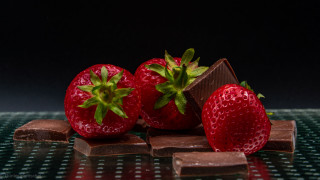 Strawberries chocolate berry flower food - a green border free wallpaper