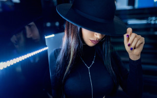 Woman black hat black shirt - noir free wallpaper
