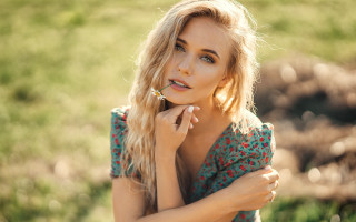 Woman ring field flower portrait - a picture in a field of grass free wallpaper