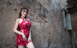Woman red dress wall portrait - right free wallpaper