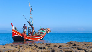 Boat shore people beach sky - a photo free wallpaper