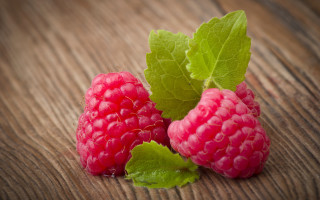 Raspberries leaves wooden surface pink - a wooden surface free wallpaper