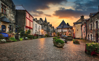 Cobblestone street fountain sunset romanesc - a fountain in the middle of it free wallpaper