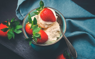 Ice cream strawberries blue cloth - byeon sangbyeok free wallpaper