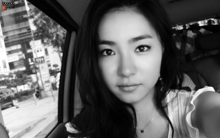 Woman sitting car cell phone - choi buk free wallpaper