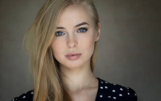 Blonde blue eyed woman polkadot - free portrait wallpaper