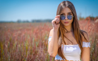 Woman white top field sunglasses - a white top free wallpaper