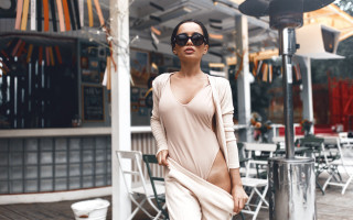 Woman dress sunglasses street restaurant - slim free wallpaper for desktop