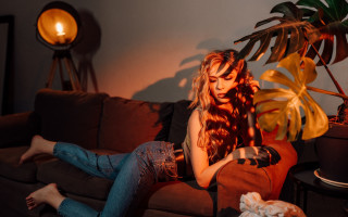 Woman couch hair dryer plant - a hair dryer free wallpaper