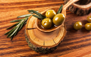 Wooden spoon olives wooden slice - olive skin free wallpaper