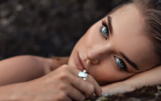 Woman laying blue eyes ring - blue eye free wallpaper
