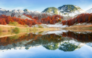 Mountain lake autumn leaves blue - tree and grass free wallpaper