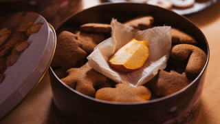 Cookie tin apple box stilllife - a cookie free wallpaper