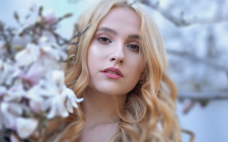 Serious blonde woman flower outdoors - serious free wallpaper for desktop
