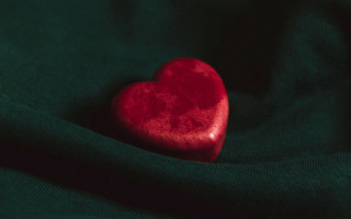 Red heart green shirt black - romanticism free wallpaper