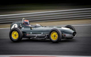 Vintage racecar helmet yellowrim motionblur - a track free wallpaper