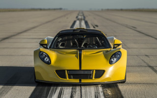 Yellow sports car runway sky - single body free wallpaper