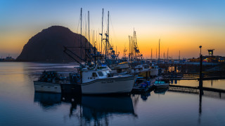 Boats harbor mountain sunset city - a group of boats free wallpaper