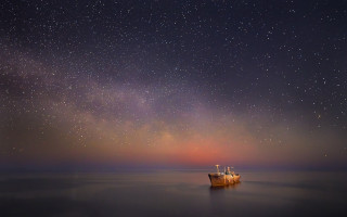 Night sky starboat water astronaut - amir zand free wallpaper
