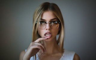 Woman glasses funny face polaroid - her finger free wallpaper