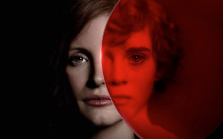 Woman mirror redlight blackbackground redcircle - herself free wallpaper
