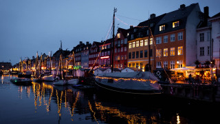 Boats buildings night lights cityscape - a row of buildings free wallpaper