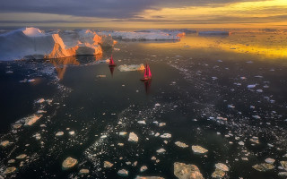 Icebergs ocean distant aurora fireworks - a group of icebergs free wallpaper