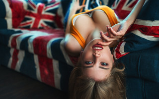 Woman bikini couch flag ring - british free wallpaper