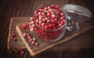 Red berries glass jar cutting - a jar free wallpaper