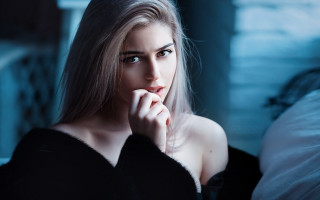 Blonde woman bed serious art - portrait photography free wallpaper