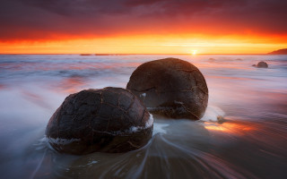 Rocky beach sunset cloudy sky 3 - a sandy beach under a cloudy sky free wallpaper