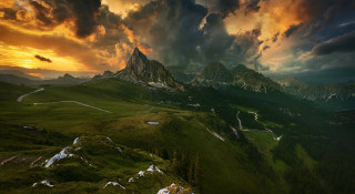 Mountain road cloudy sunset matte - a sunset in the background and a mountain range in the foreground free wallpaper