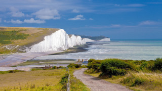 Dirt road beach white cliffs - a grassy field free wallpaper