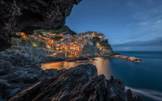 Cliffside town night ocean city - the ocean free wallpaper for desktop