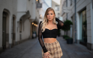 Woman blacktop plaidskirt street portrait - a black top free wallpaper