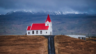 Church hill red roof road - a church free wallpaper